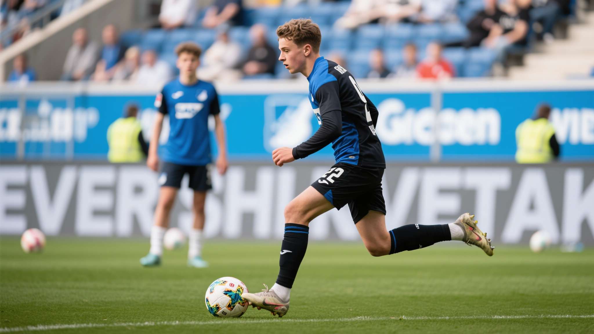 16岁03天,柏林联合边锋格特成为德甲历史第二年 这一纪录的背后,是无数次训练场上的汗水与坚持。格特的进球并非偶然,他在比赛中展现